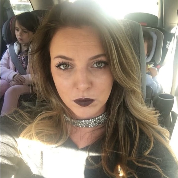 Meet your Posher, Laura - Picture 3 of 5